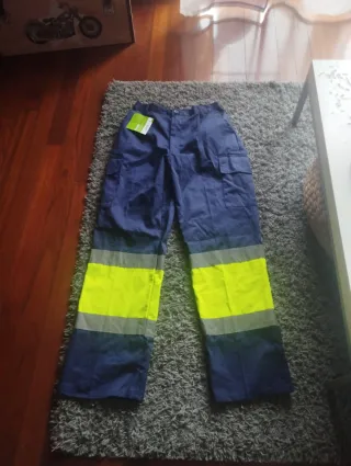 Ropa de trabajo y botas de seguridad nuevos