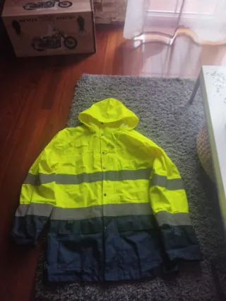 Ropa de trabajo y botas de seguridad nuevos