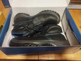 Ropa de trabajo y botas de seguridad nuevos