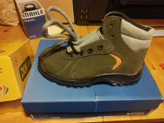 Ropa de trabajo y botas de seguridad nuevos