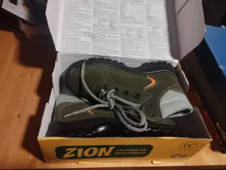 Ropa de trabajo y botas de seguridad nuevos