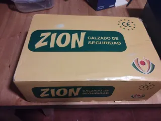 Ropa de trabajo y botas de seguridad nuevos