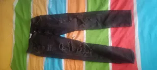 Pantalón vaquero negro desgarrado T.44
