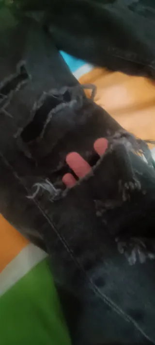 Pantalón vaquero negro desgarrado T.44