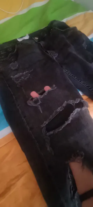 Pantalón vaquero negro desgarrado T.44