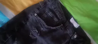 Pantalón vaquero negro desgarrado T.44