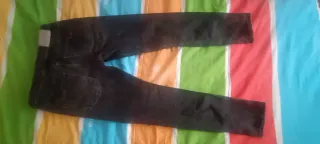 Pantalón vaquero negro desgarrado T.44