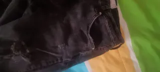 Pantalón vaquero negro desgarrado T.44