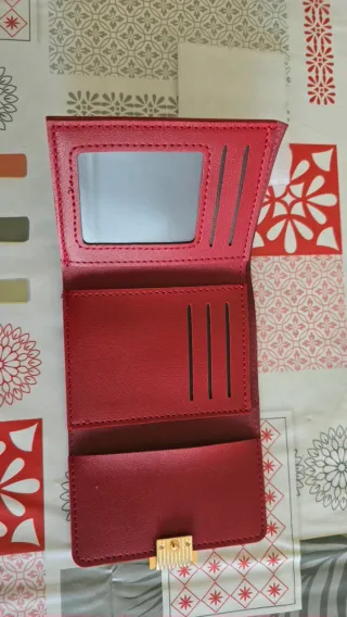 Monedero rojo y blanco