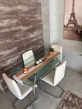 Mesa de cristal y metal
