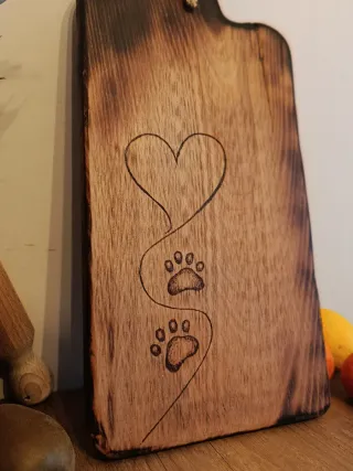 Tagliere in legno vintage con cuore e zampe