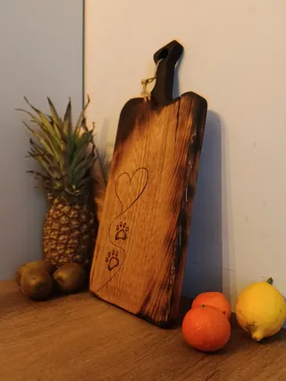 Tagliere in legno vintage con cuore e zampe