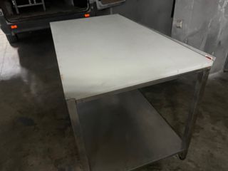 Mesa de acero inoxidable con tabla para corte