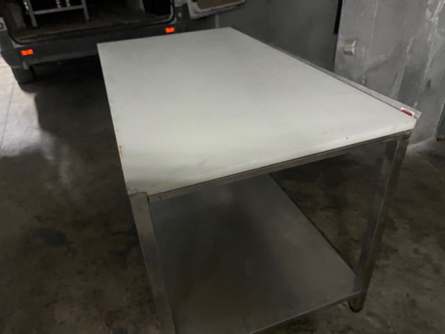 Mesa de acero inoxidable con tabla para corte