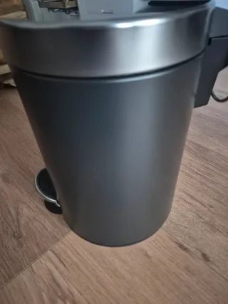 Cestino del bagno nero con pedale