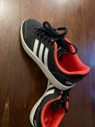 Zapatillas Adidas Negras y Rojas