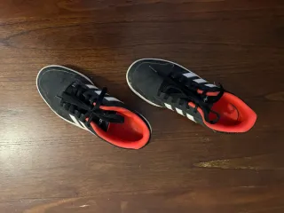 Zapatillas Adidas Negras y Rojas