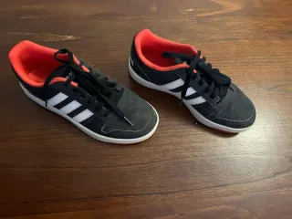 Zapatillas Adidas Negras y Rojas
