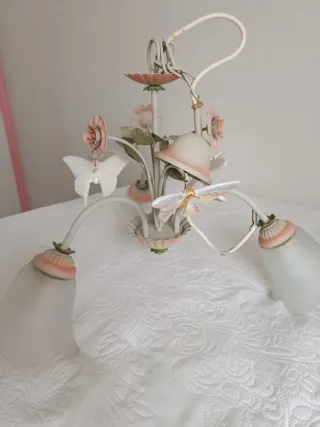 Lámpara infantil con flores y mariposas