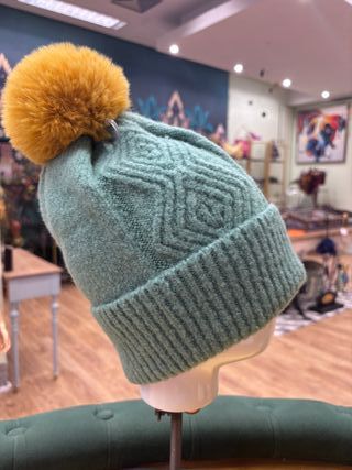 Gorro de lana verde con pompón amarillo