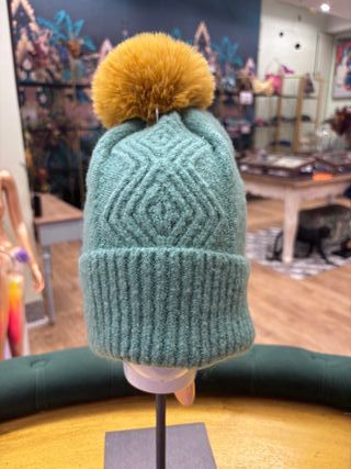 Gorro de lana verde con pompón amarillo