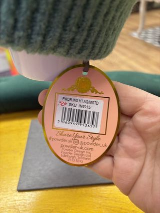 Gorro de lana verde con pompón amarillo