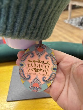 Gorro de lana verde con pompón amarillo