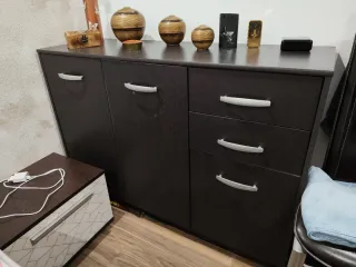 Cómoda de madera oscura