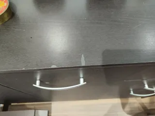 Cómoda de madera oscura