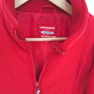 Cazadora roja de Stradivarius