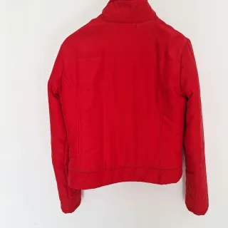 Cazadora roja de Stradivarius