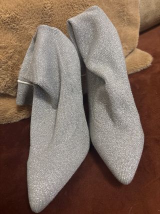 Botines tacón plateados en perfecto.