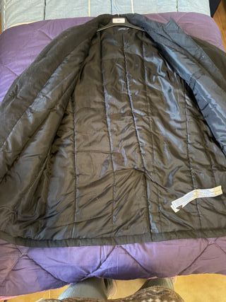 Abrigo negro + bolso-mochila marrón