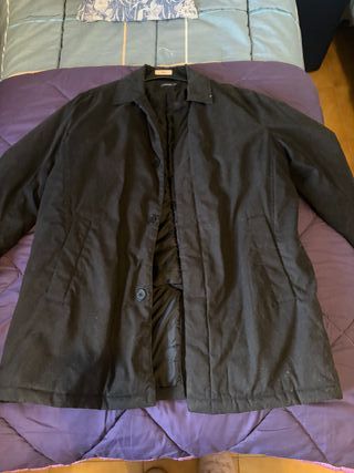 Abrigo negro + bolso-mochila marrón