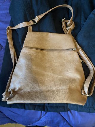 Abrigo negro + bolso-mochila marrón