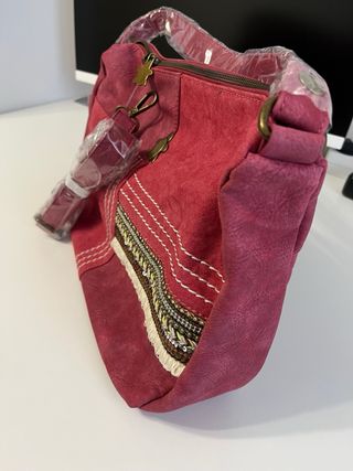 Bolso Caminatta juvenil piel  sintética. Burdeos