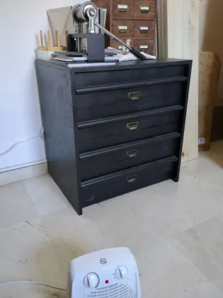 Cómoda negra de madera