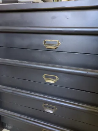 Cómoda negra de madera