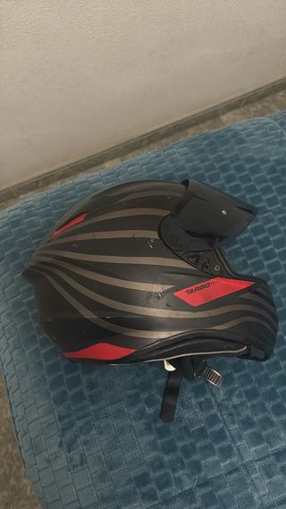 Casco de moto negro y rojo