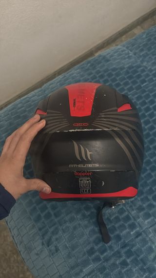 Casco de moto negro y rojo