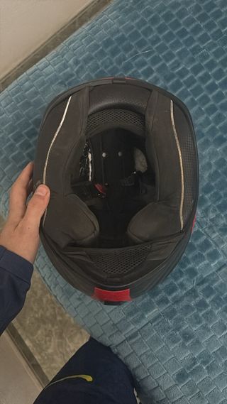 Casco de moto negro y rojo