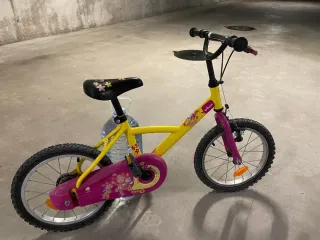Bicicleta infantil Btwin amarilla y rosa
