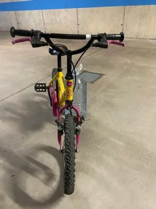 Bicicleta infantil Btwin amarilla y rosa