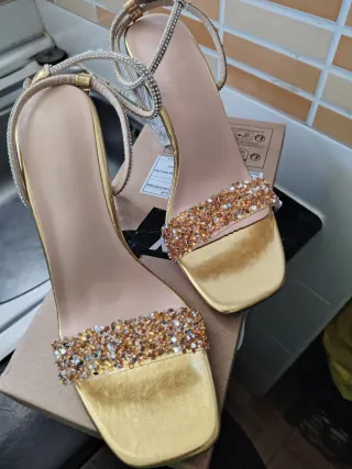Sandalias doradas con pedrería