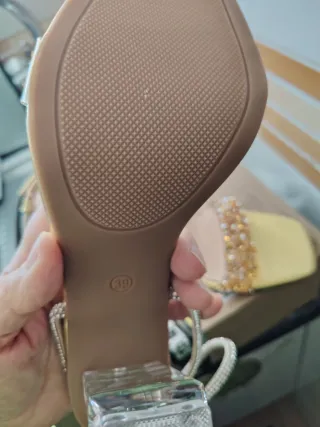 Sandalias doradas con pedrería