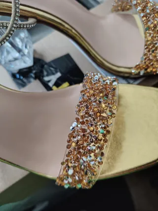Sandalias doradas con pedrería
