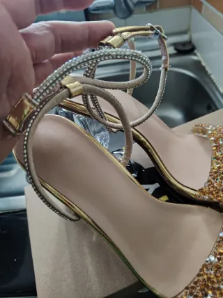 Sandalias doradas con pedrería