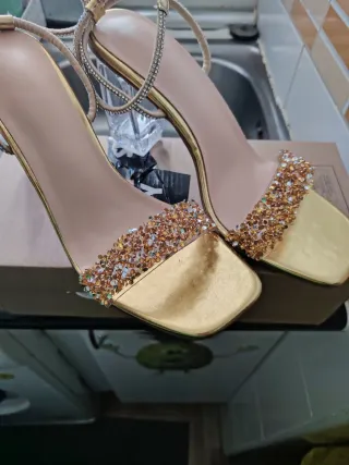 Sandalias doradas con pedrería