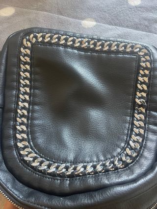 Mochila negra con cadena plateada