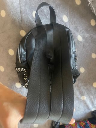 Mochila negra con cadena plateada